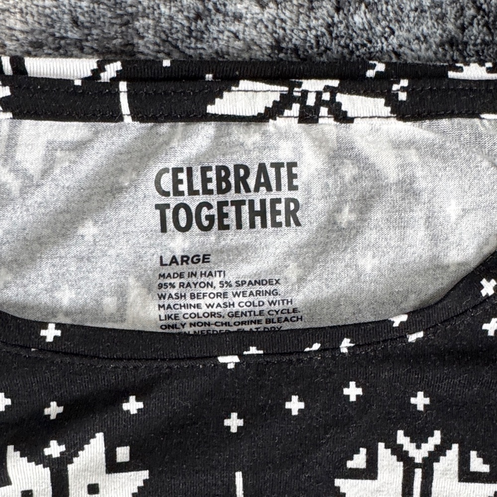 Snowflake Pattern Women’s Pajama Set - Picture 3 of 4